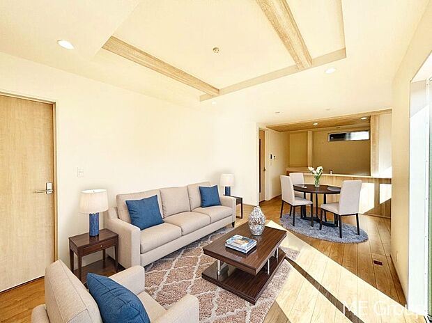 お洒落で開放感のある折り上げ天井を採用したリビング※家具はCGです