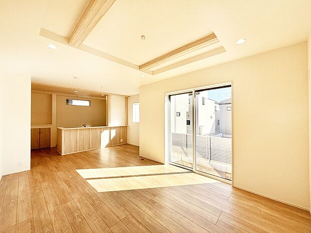 明るい陽光が注ぎ、寛ぎの雰囲気に満たされるリビング・ダイニング。 