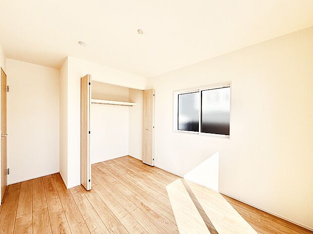 明るいバルコニーサイドに洋室を設置。目覚めの良い寝室に。 