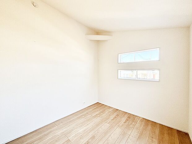 子ども部屋にぴったりの明るい空間。  