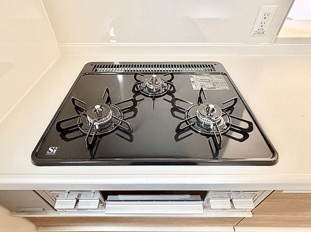 ガスコンロはＳｉセンサー搭載。火力調節や焦げ付き・消し忘れも防いでくれます。