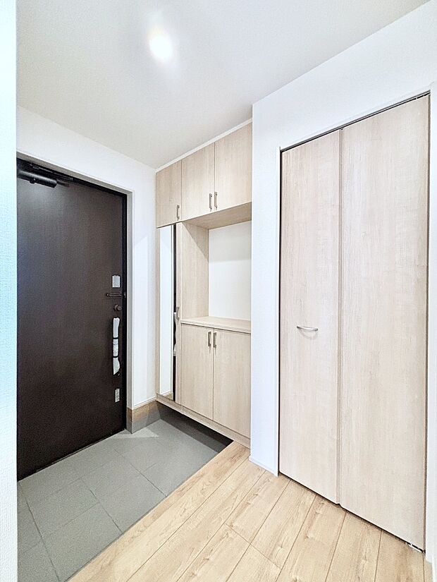 飾り棚を利用して、お越しいただくお客様をおもてなしできます。