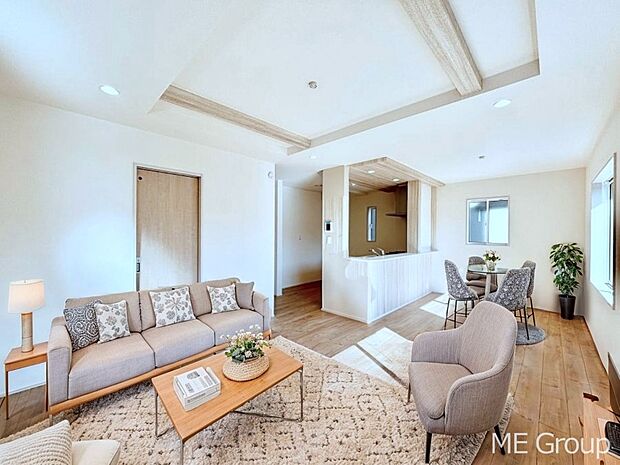 ご家族の賑やかな話し声で包まれる明るいリビング  ※家具はCGです