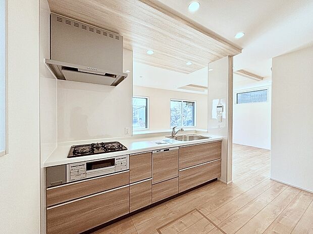 カウンター越しに楽しいおしゃべり。いつものお料理がもっと美味しくなりそうですね。