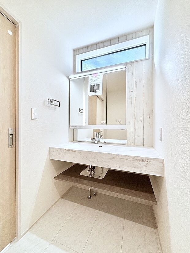 三面鏡の裏に、化粧品や衛生用品などを収納可能。洗面台をすっきりと保ちます！  