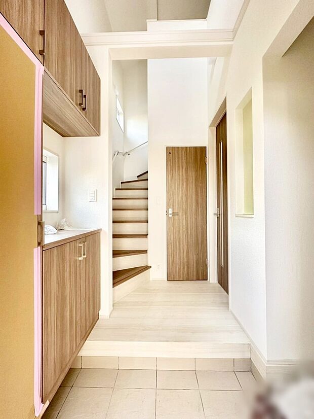 下駄箱はご家族の写真や季節のインテリアで飾り棚として演出できます