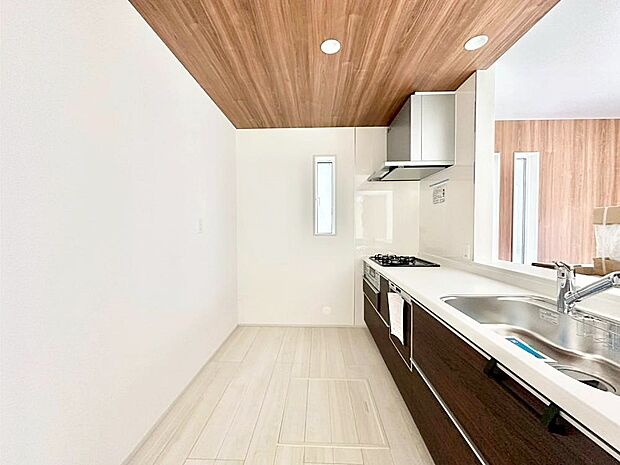 爽やかな風が通り抜けるキッチン。窓があるので明るく換気にも役立ちます。