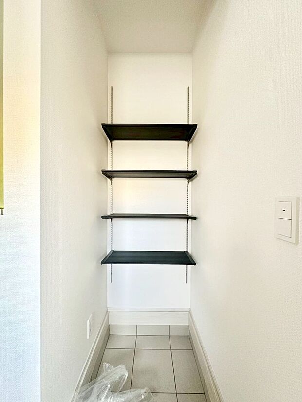 ベビーカーやアウトドア用品もスッキリ収納できるSIC付きです。