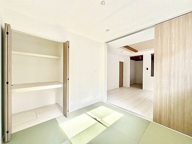 リビングと隣り合っている和室。ほっと一息できる和の空間です。