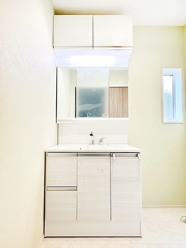 スタイリングに便利な三面鏡、ミラーキャビネットで細かい物スッキリ