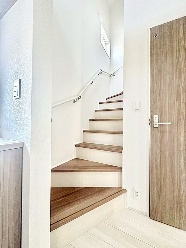 階段は手すり付きなので小さなお子様やご年配の方も安心です!