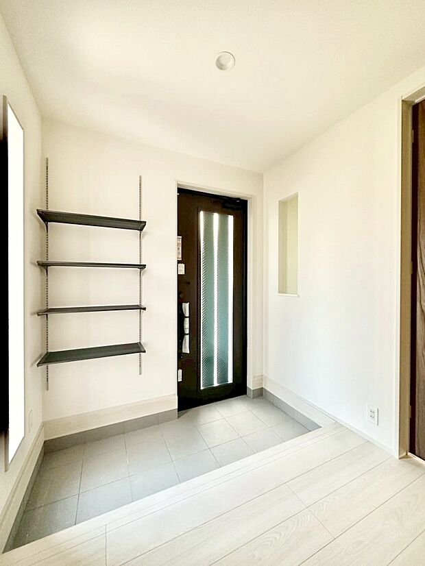 明るい陽光が入り込む玄関。ご家族の靴もスッキリ収納できる玄関収納付き！