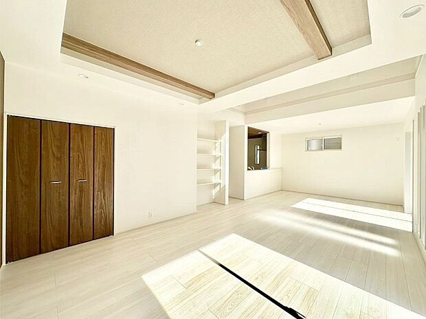 折上天井は立体的な奥行きがあるので、天井が広く見えて開放的な空間を演出できます。