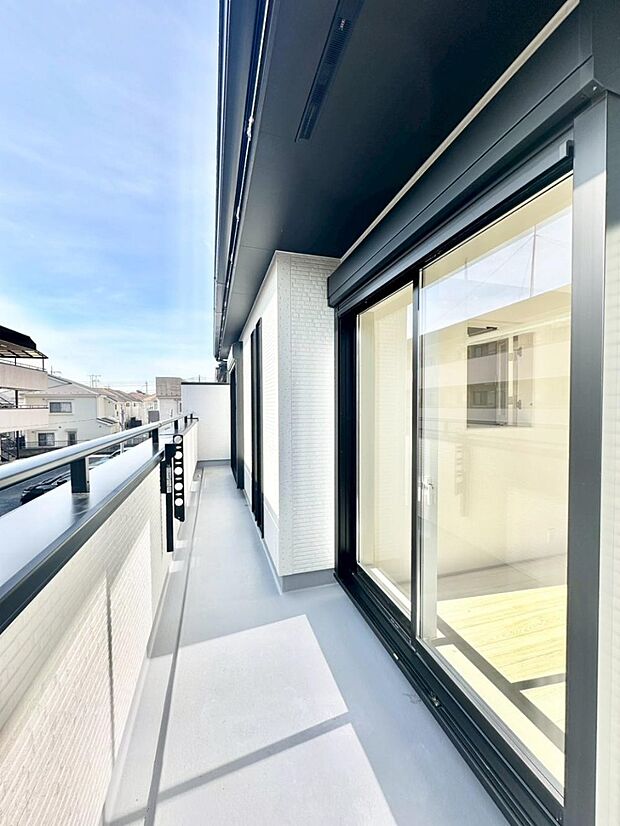 暖かな陽光が降り注ぐバルコニーはお洗濯におすすめ。爽やかな風も心地よいです。