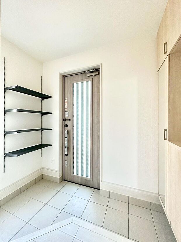 明るい玄関はお客様をお出迎えするのにぴったりです!