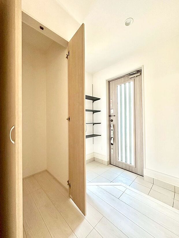 玄関ホール収納です。掃除道具やお出かけ用グッズの収納に便利です。