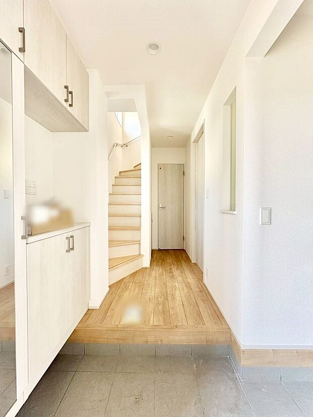 下駄箱はご家族の写真や季節のインテリアで飾り棚として演出できます