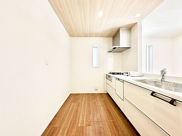 爽やかな風が通り抜けるキッチン。窓があるので明るく換気にも役立ちます。