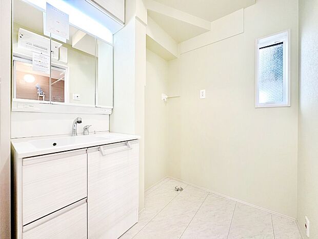 ゆとりの洗面スペースで朝の身支度もラクラク