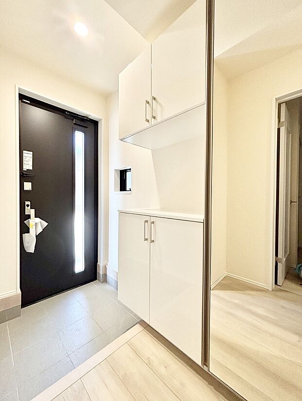 ガラススリットの入った玄関ドアが室内に光を届けてくれます