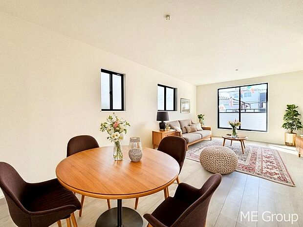 ご家族の賑やかな話し声で包まれる明るいリビング ※家具はCGです