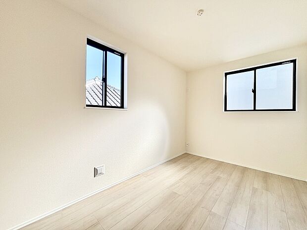 2面採光で気持ちよく自然光が取り入れられるのでお子様のお部屋にもピッタリ