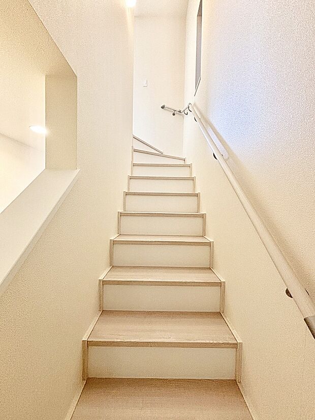 階段には手すりがあり、小さなお子様やお年寄りの方にも安心です。