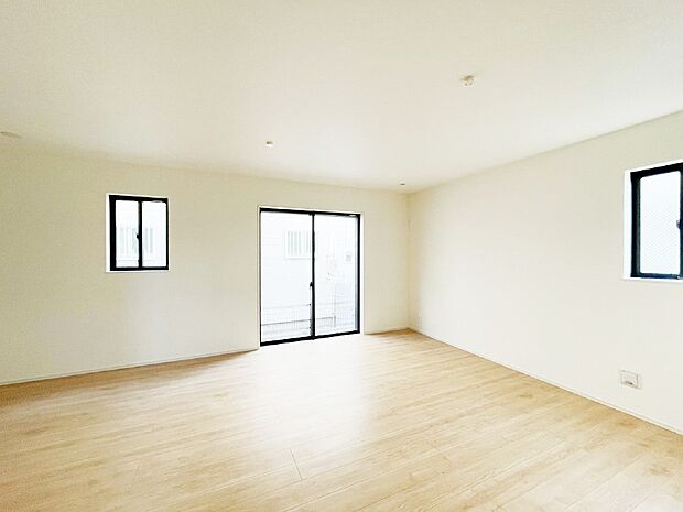 大きな窓からたっぷりの陽光と風を感じられるリビング