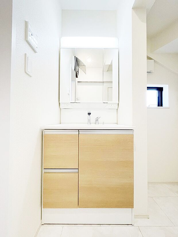 収納力と機能性に優れた洗面化粧台