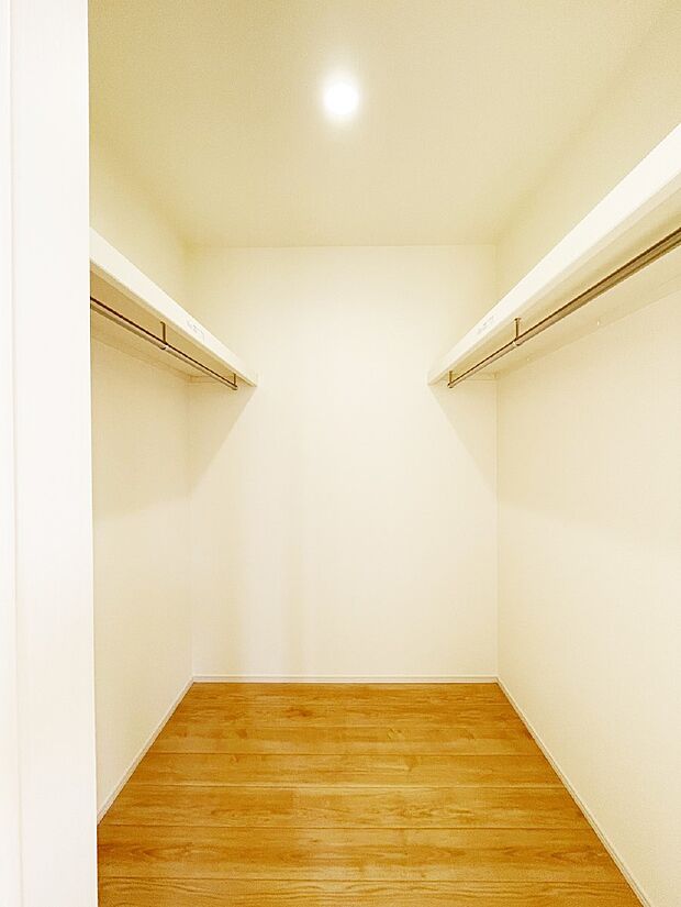 ウォークインクローゼットの活用で生活空間スッキリ