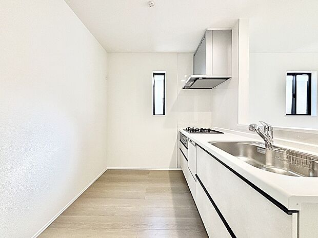 爽やかな風が通り抜けるキッチン。窓があるので明るく換気にも役立ちます。