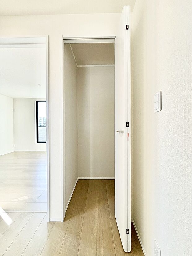 2階廊下収納には掃除用品や日用品のストックなどを収納できます。