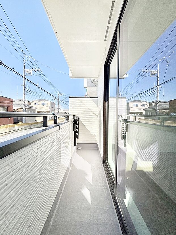 ゆったりバルコニーだから沢山お洗濯ものを干せます。