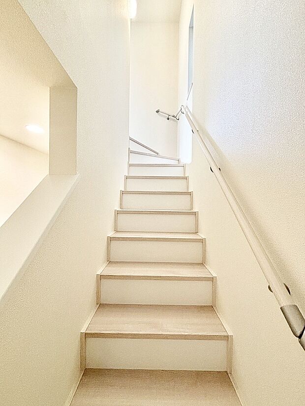 階段は手すり付きなので小さなお子さまやご高齢の方も安心です
