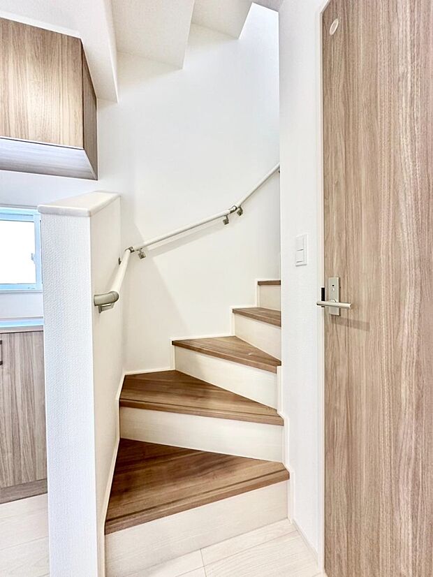 階段は手すり付きなので小さなお子さまやご高齢の方も安心です。