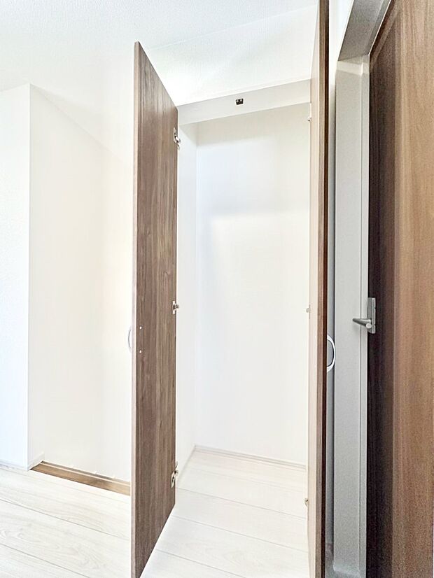 掃除用具や生活雑貨の保管に便利な廊下収納