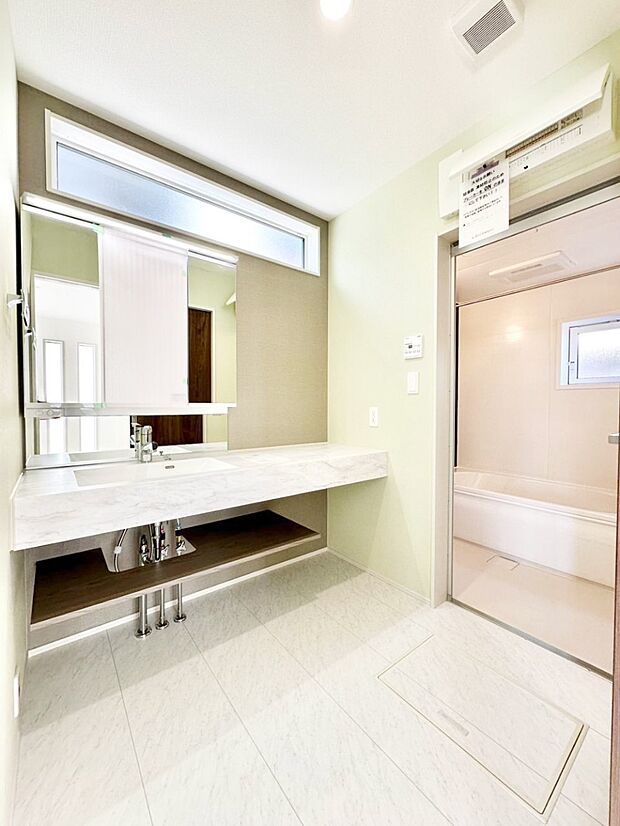 清潔感ある洗面化粧室で朝の身支度も快適