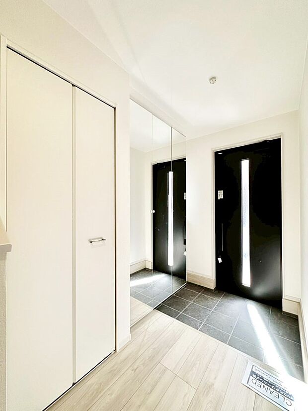 天井まである玄関収納で、家族全員の靴もすっきり収納!