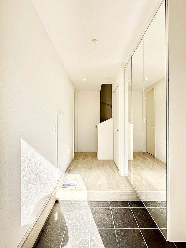 ミラー付きシューズボックスはお出かけ前の身だしなみチェックに便利