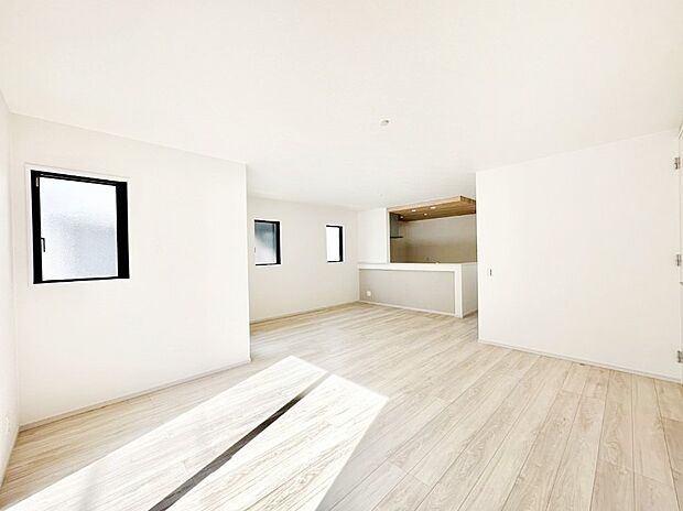 明るい陽光が注ぎ、寛ぎの雰囲気に満たされるリビング・ダイニング。