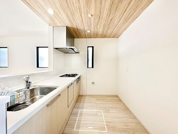 爽やかな風が通り抜けるキッチン。窓があるので明るく換気にも役立ちます。