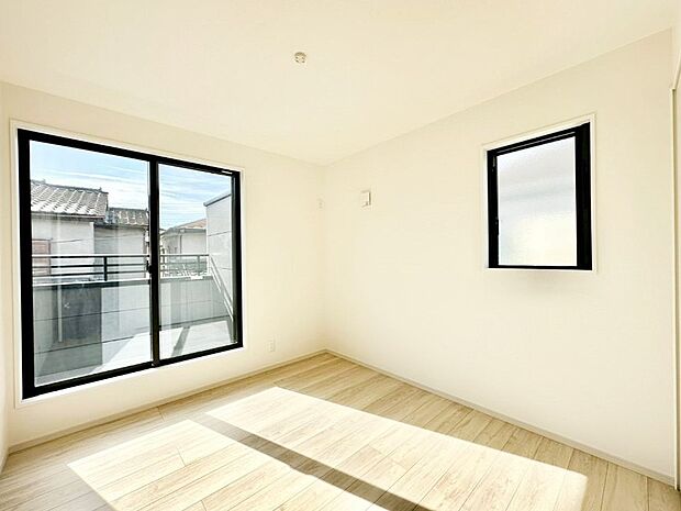 明るいバルコニーサイドに洋室を設置。目覚めの良い寝室に。