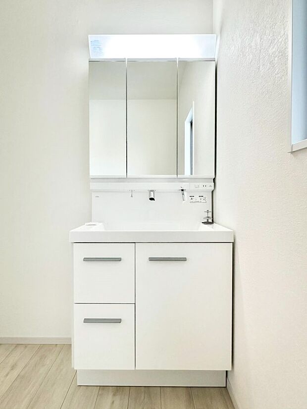 大きく見やすい三面鏡で清潔感ある洗面台は、身だしなみチェックや肌のお手入れにおすすめです。