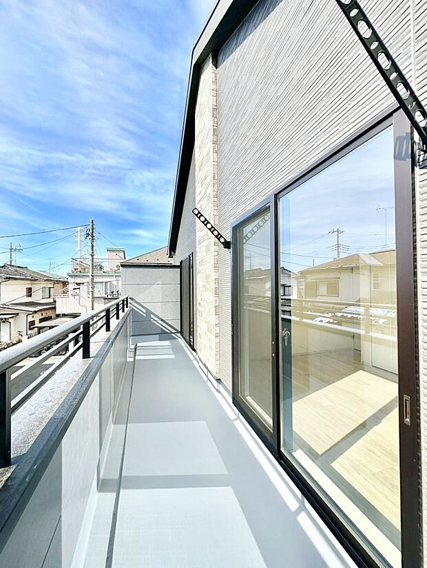 ゆったりバルコニーだから沢山お洗濯ものを干せます。