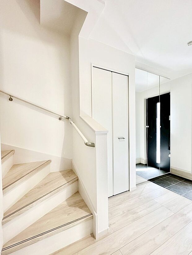 安全性を考慮し階段には手すりを設置しています