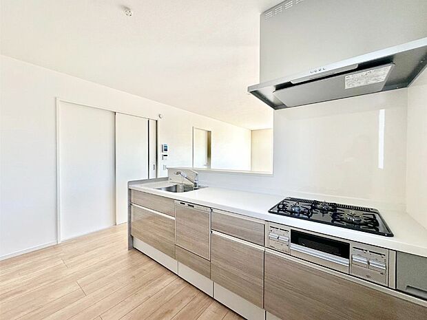 料理をしながらでもご家族との会話を楽しめる対面キッチン　