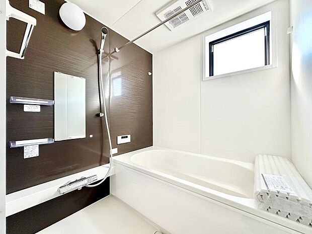 落ち着いた雰囲気でゆっくりお寛ぎいただけるバスルーム　