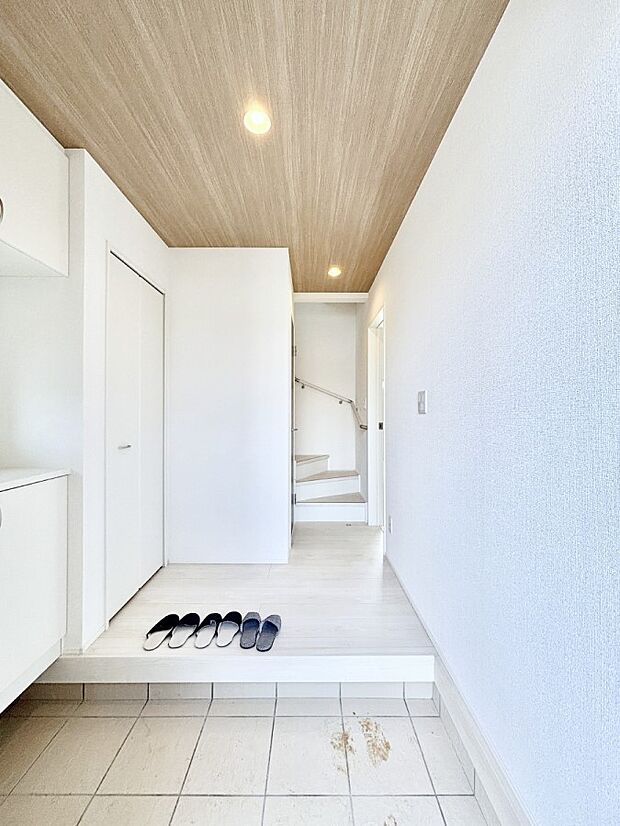 いつもきれいにしておきたい玄関ですね。