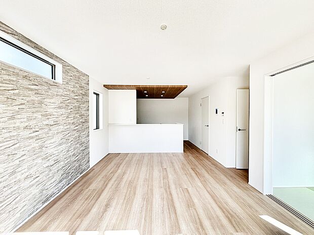 隣接の和室を開放すればさらに広々空間に