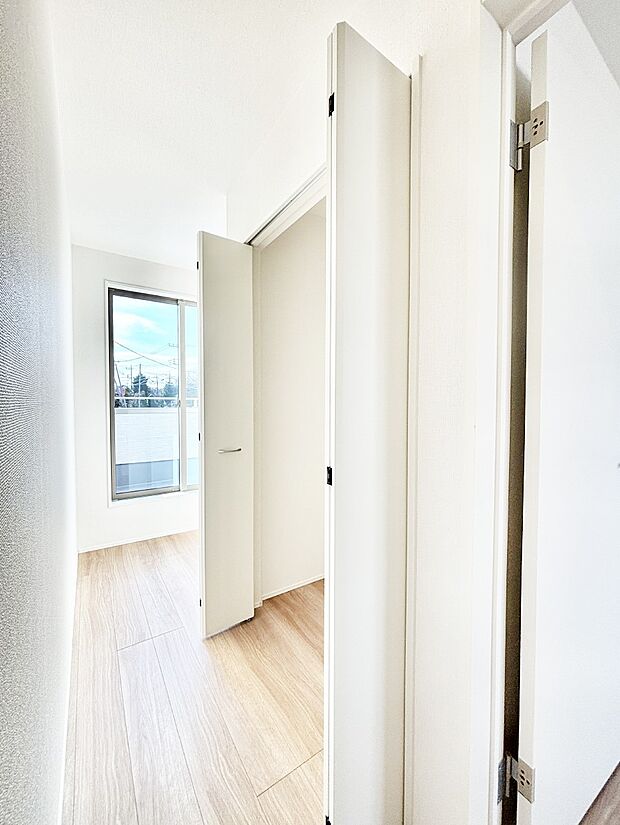 2階廊下収納には掃除用品や日用品のストックなどを収納できます。